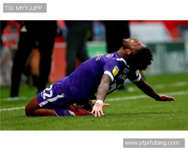 两名朴茨茅斯球迷伪装安保混入圣玛丽球场遭禁足三年处理 两名朴茨茅斯球迷伪装安保混入圣玛丽球场遭禁足三年处理